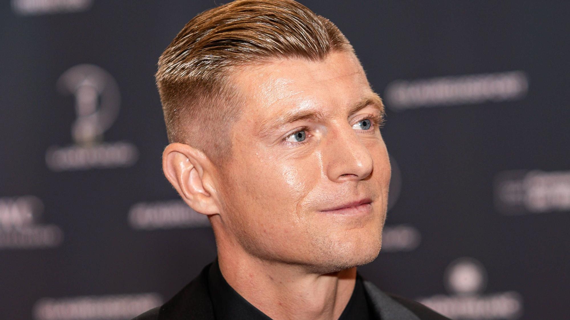 Fußballer Toni Kroos im schwarzen Anzug