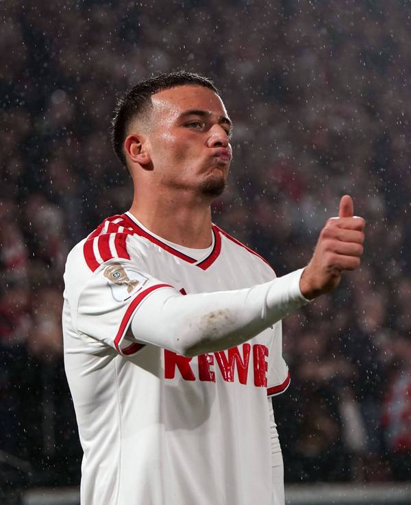 Daumen hoch! Said El Mala feiert den Pokalsieg über Union Berlin.