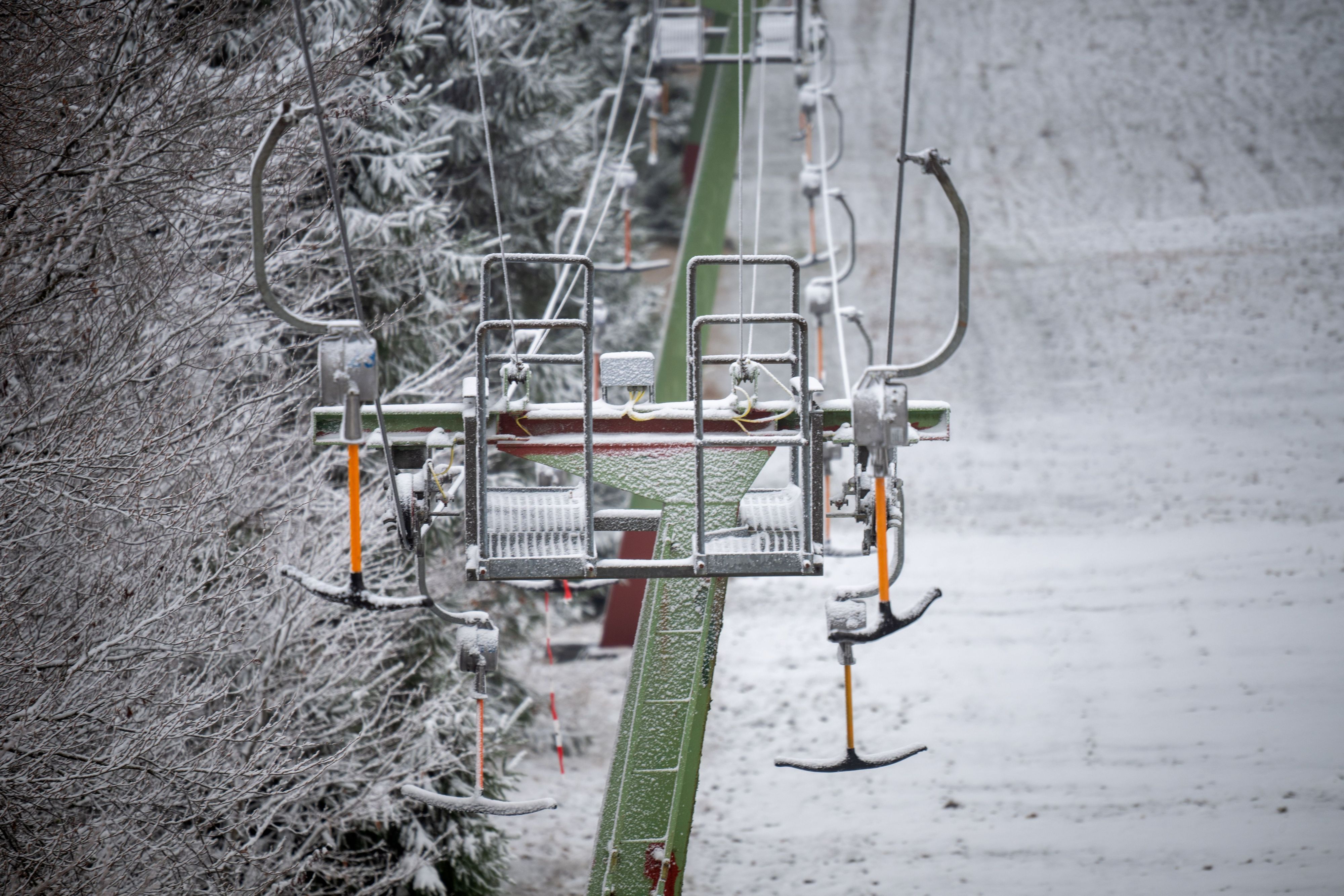 Eine dünne Schneedecke liegt auf noch geschlossenen Skilift auf dem Gipfel des Erbeskopf.