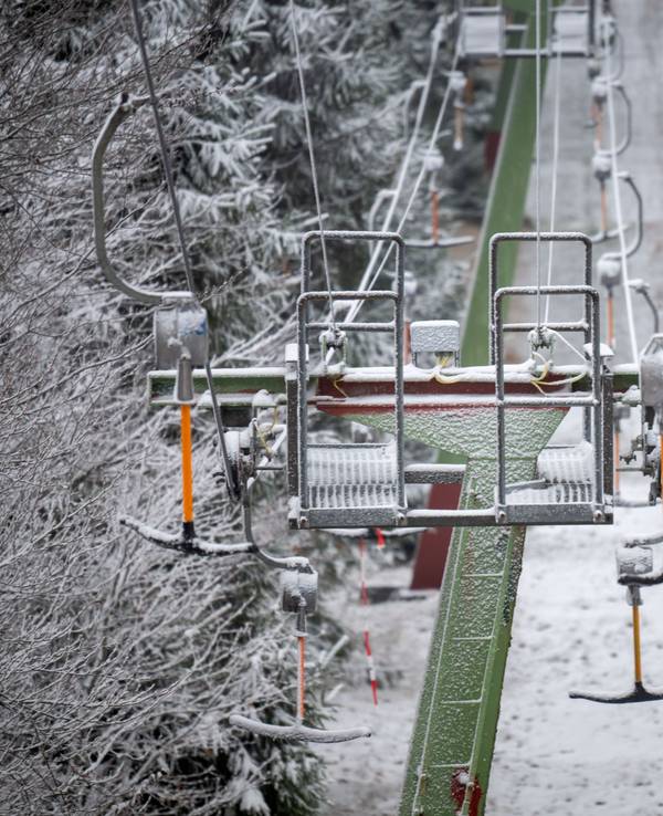 Eine dünne Schneedecke liegt auf noch geschlossenen Skilift auf dem Gipfel des Erbeskopf.
