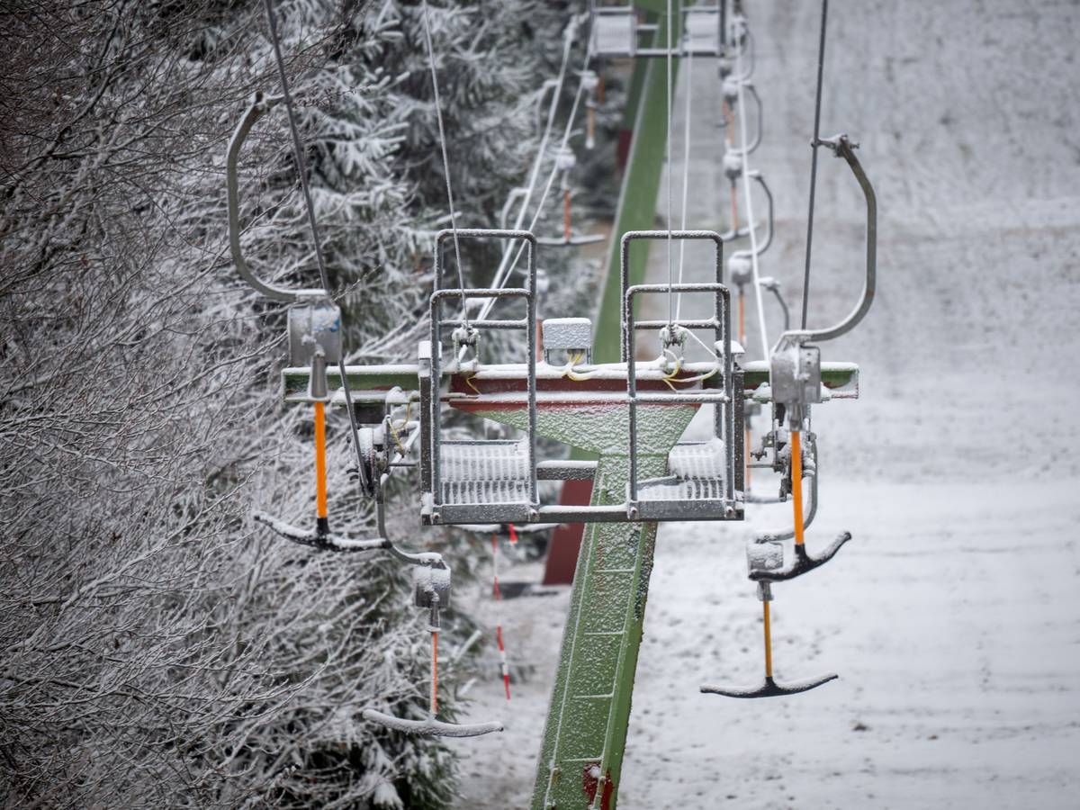 Eine dünne Schneedecke liegt auf noch geschlossenen Skilift auf dem Gipfel des Erbeskopf.