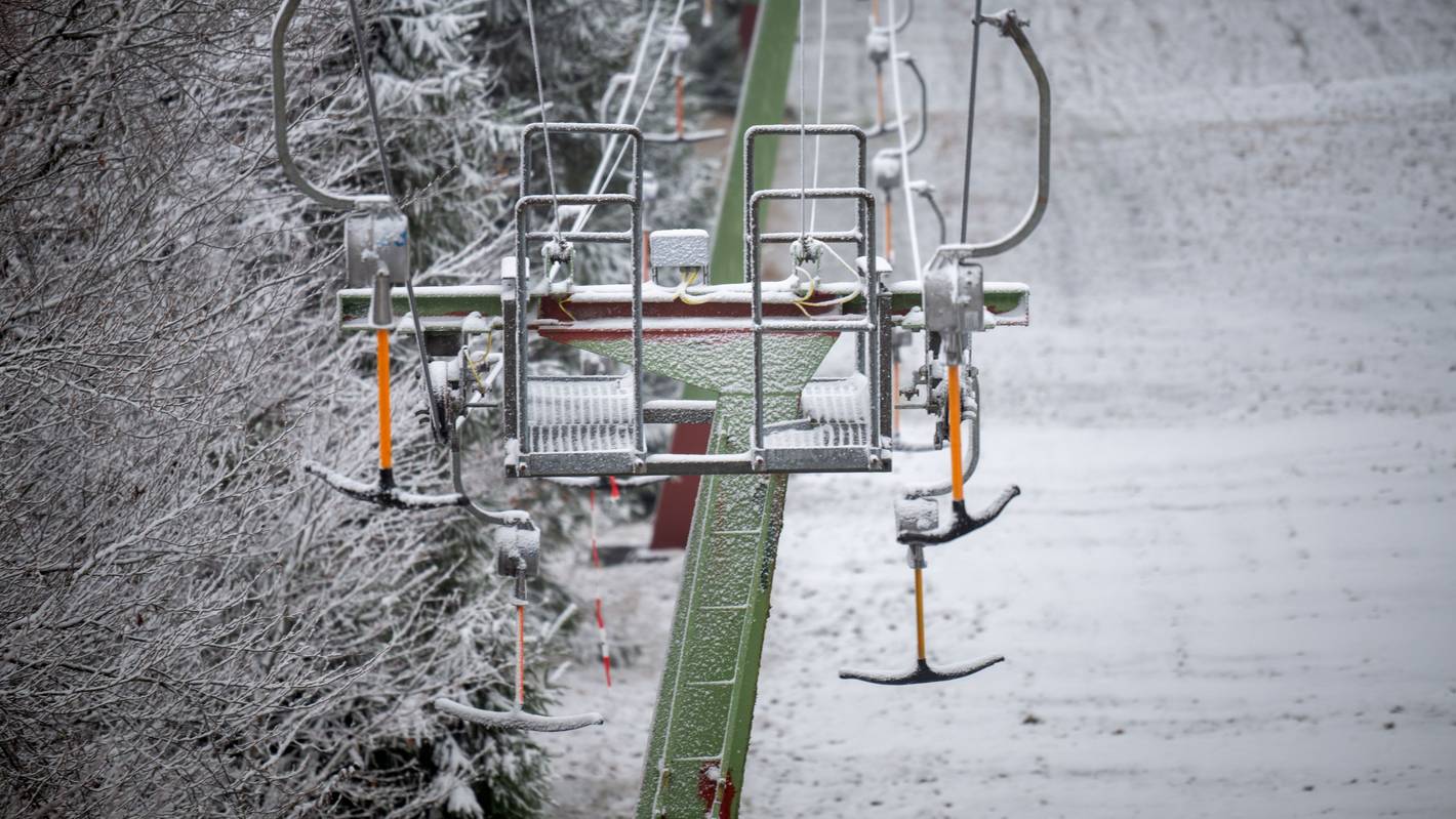 Eine dünne Schneedecke liegt auf noch geschlossenen Skilift auf dem Gipfel des Erbeskopf.