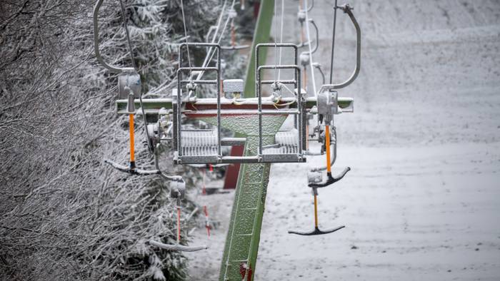 Eine dünne Schneedecke liegt auf noch geschlossenen Skilift auf dem Gipfel des Erbeskopf.