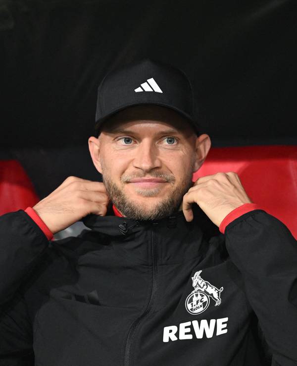FC-Trainer René Wagner freut sich am Rande des Pokal-Erfolgs über die Leistung seiner Mannschaft.