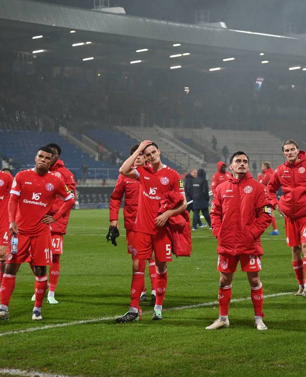 Die enttäuschte Mannschaft vom FSV Mainz 05 nach der Niederlage.