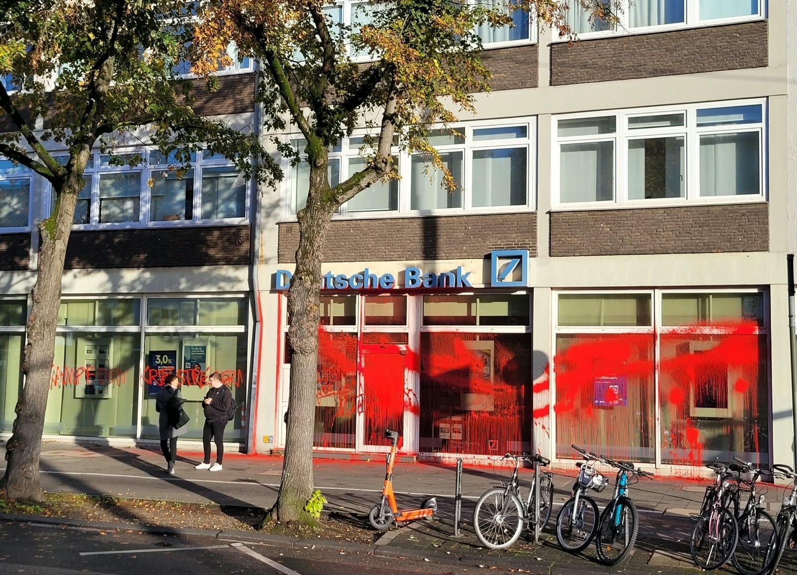 Die Filiale der Deutschen Bank an der Aachener Straße 392–394 in Braunsfeld wurde mit roter Farbe beschmiert.