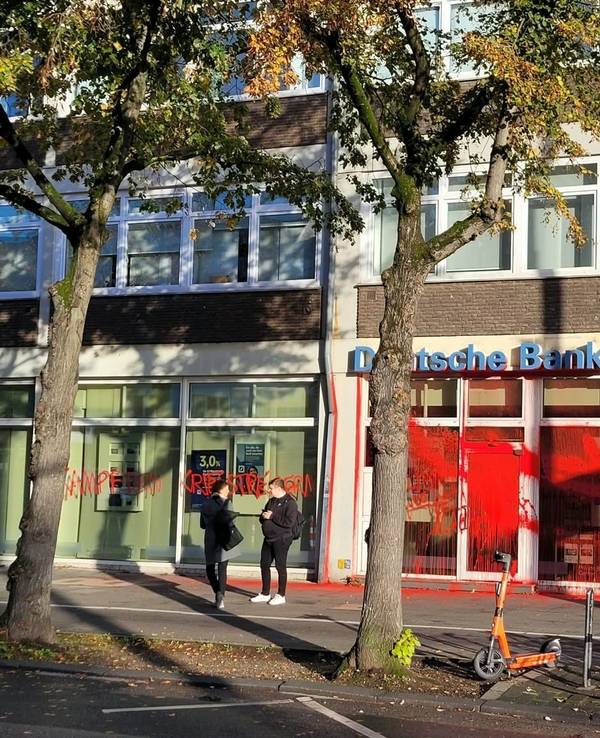 Die Filiale der Deutschen Bank an der Aachener Straße 392–394 in Braunsfeld wurde mit roter Farbe beschmiert.