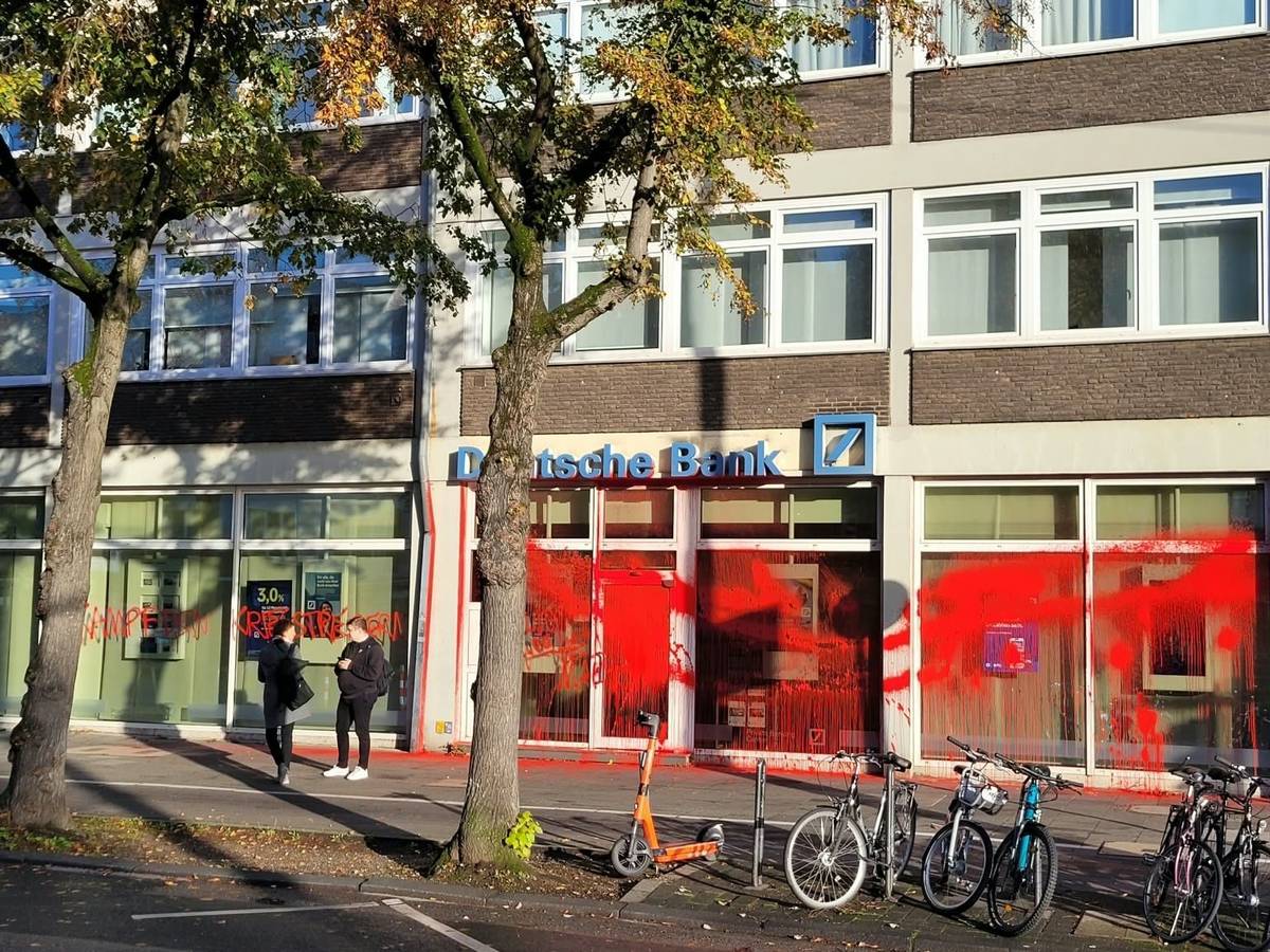 Die Filiale der Deutschen Bank an der Aachener Straße 392–394 in Braunsfeld wurde mit roter Farbe beschmiert.