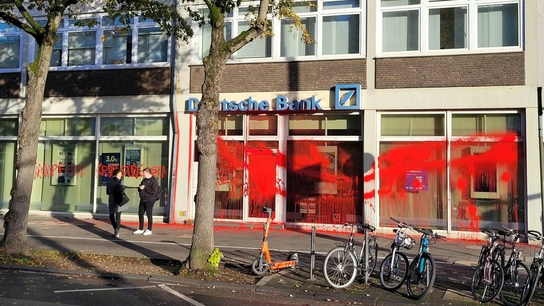 Die Filiale der Deutschen Bank an der Aachener Straße 392–394 in Braunsfeld wurde mit roter Farbe beschmiert.