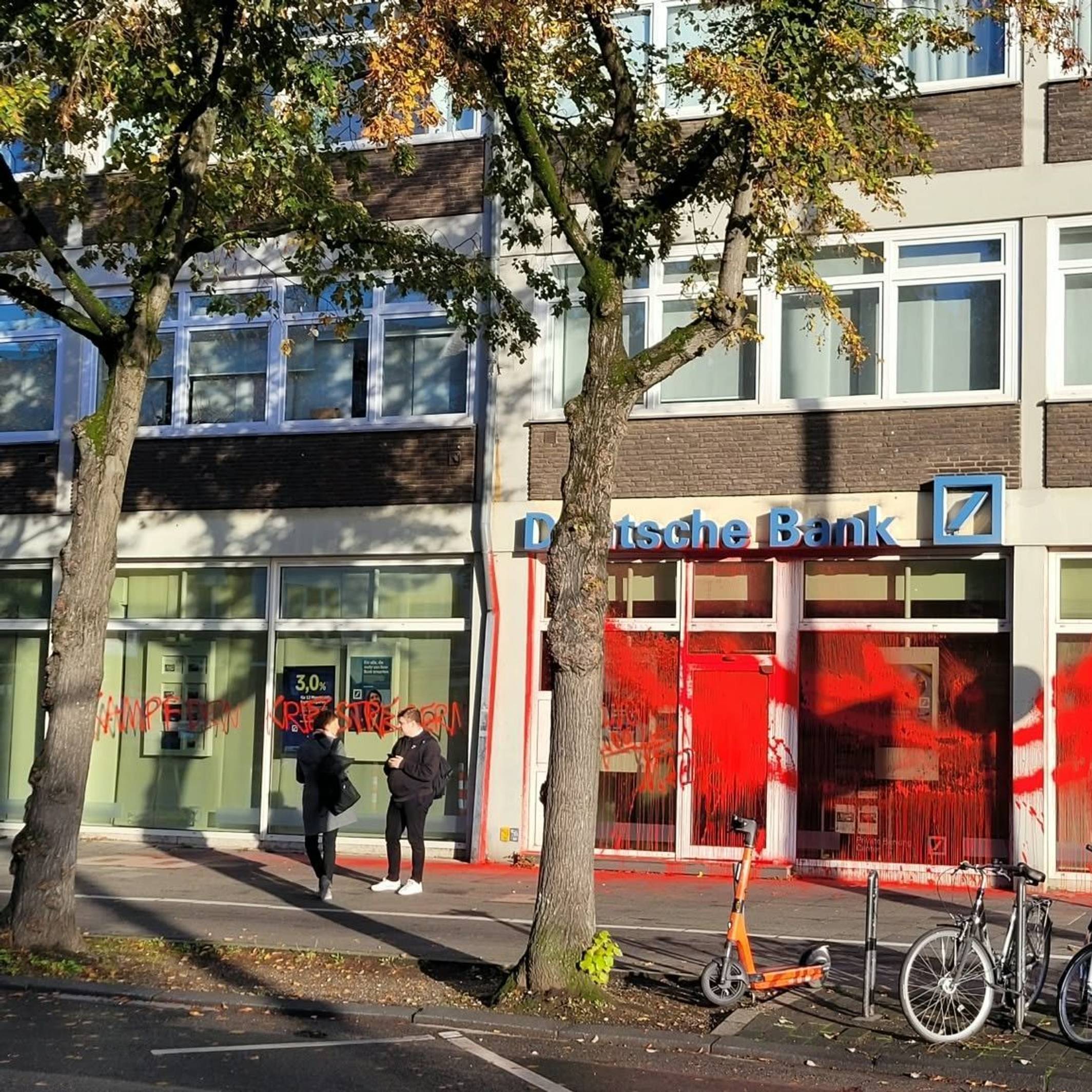 Die Filiale der Deutschen Bank an der Aachener Straße 392–394 in Braunsfeld wurde mit roter Farbe beschmiert.