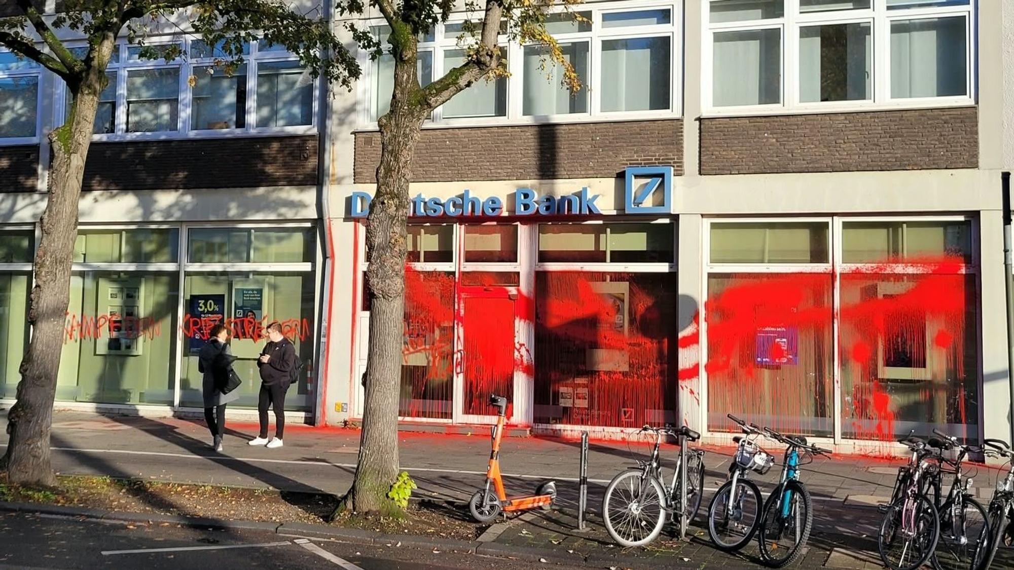 Die Filiale der Deutschen Bank an der Aachener Straße 392–394 in Braunsfeld wurde mit roter Farbe beschmiert.
