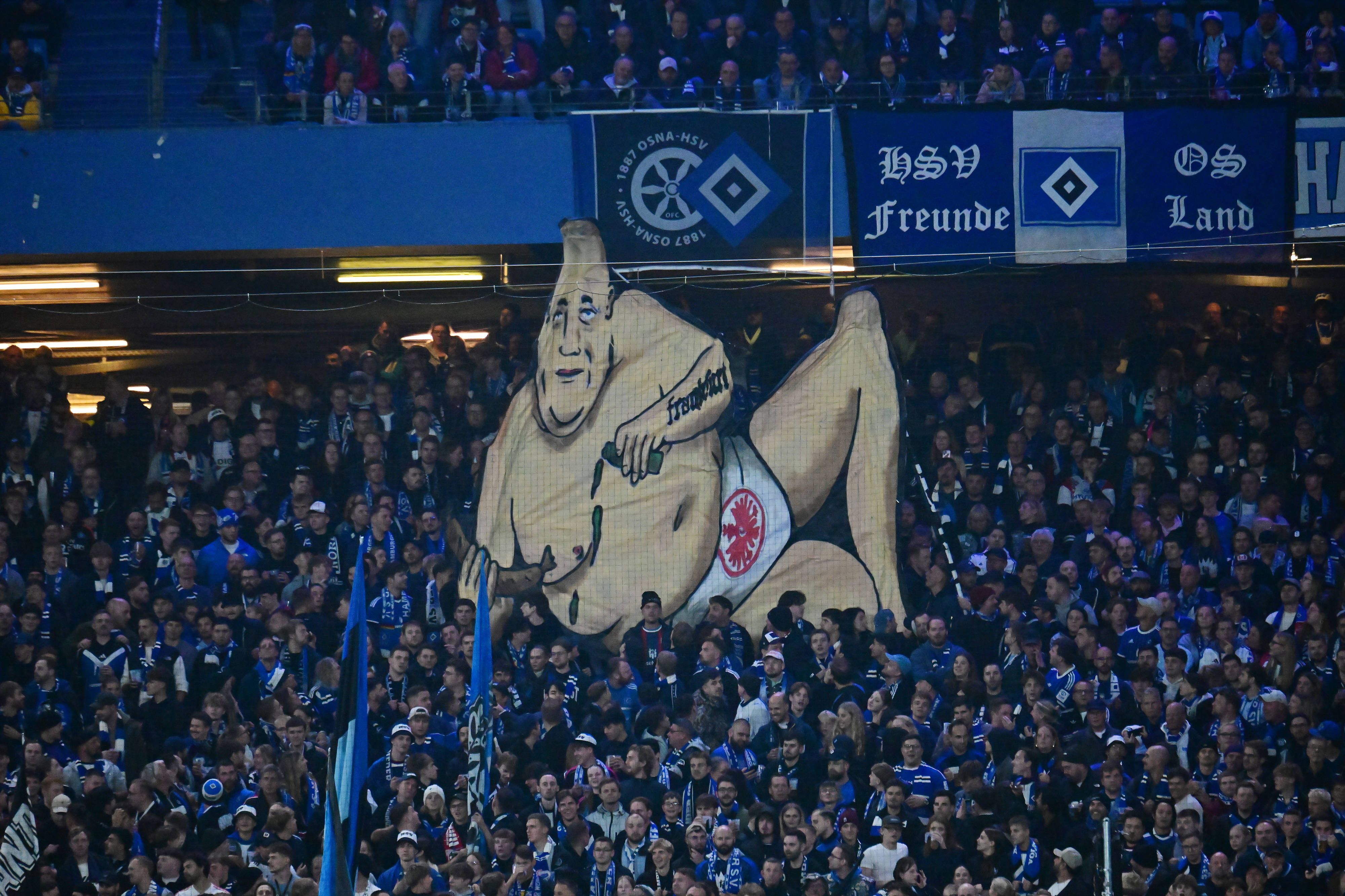 Ein Banner in einem Fußballstadion zeigt einen dickbäuchigen Mann, der nur eine Unterhose mit dem Emblem der Eintracht Frankfurt trägt.