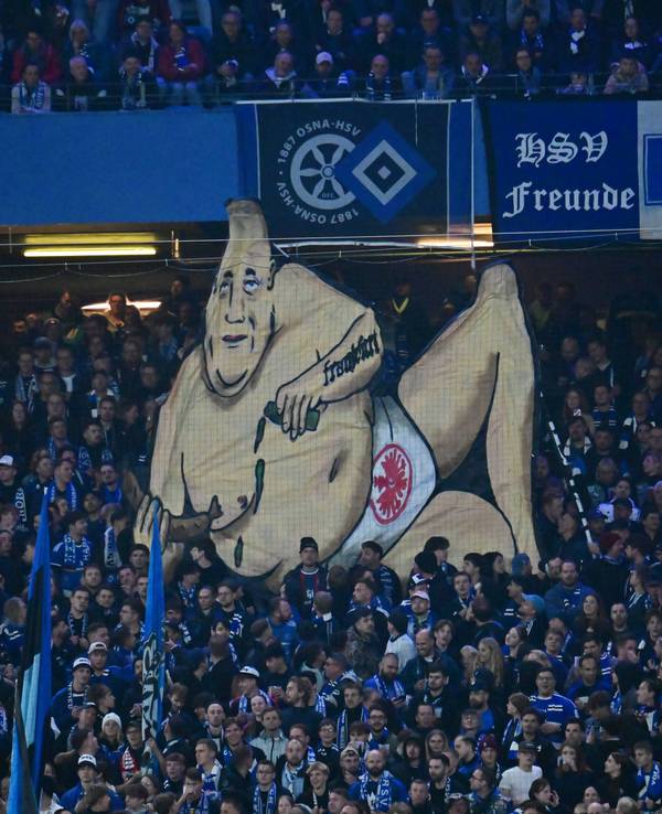 Ein Banner in einem Fußballstadion zeigt einen dickbäuchigen Mann, der nur eine Unterhose mit dem Emblem der Eintracht Frankfurt trägt.