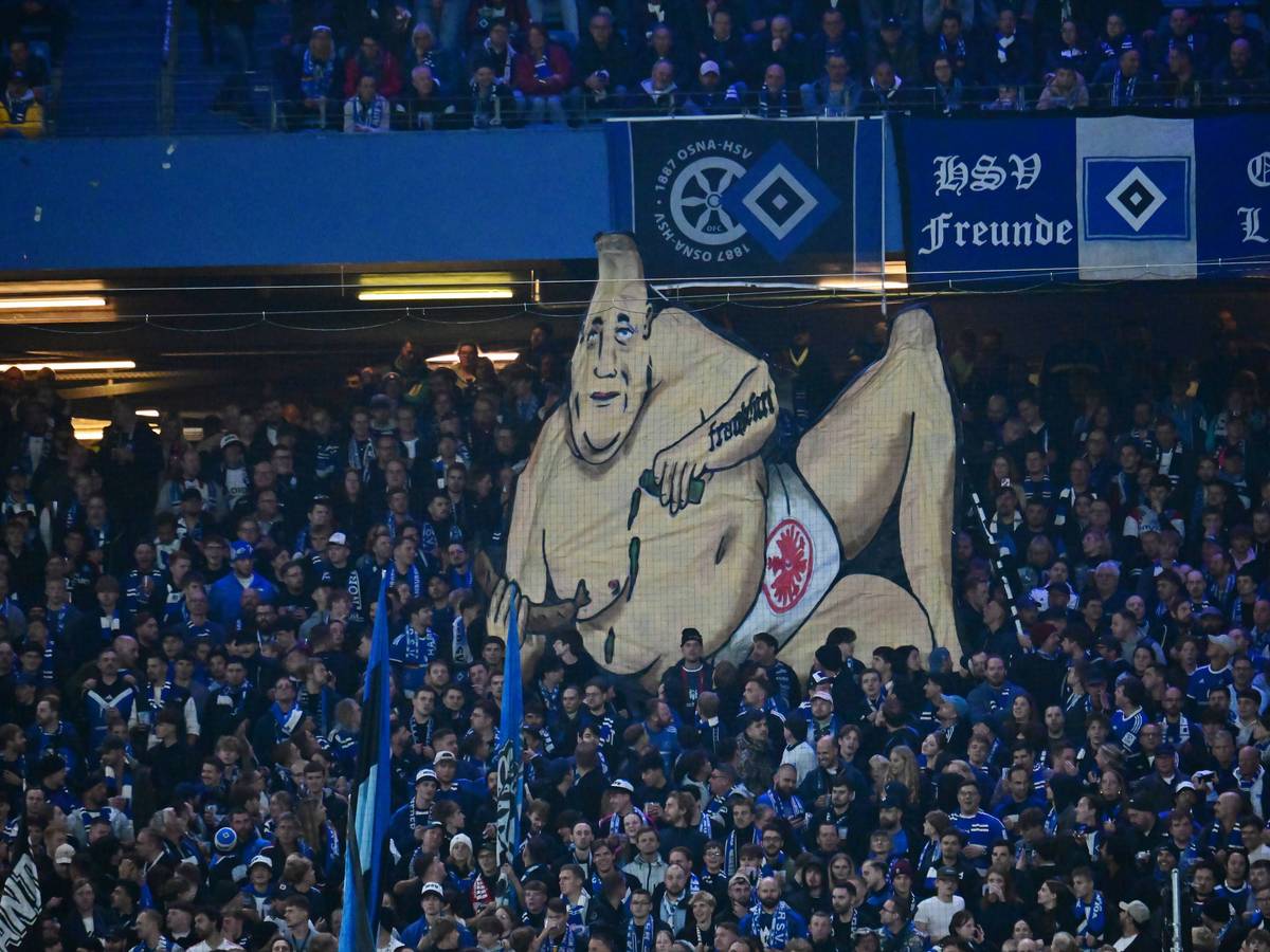 Ein Banner in einem Fußballstadion zeigt einen dickbäuchigen Mann, der nur eine Unterhose mit dem Emblem der Eintracht Frankfurt trägt.