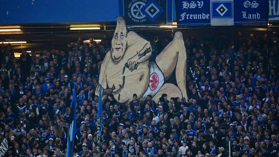 Ein Banner in einem Fußballstadion zeigt einen dickbäuchigen Mann, der nur eine Unterhose mit dem Emblem der Eintracht Frankfurt trägt.