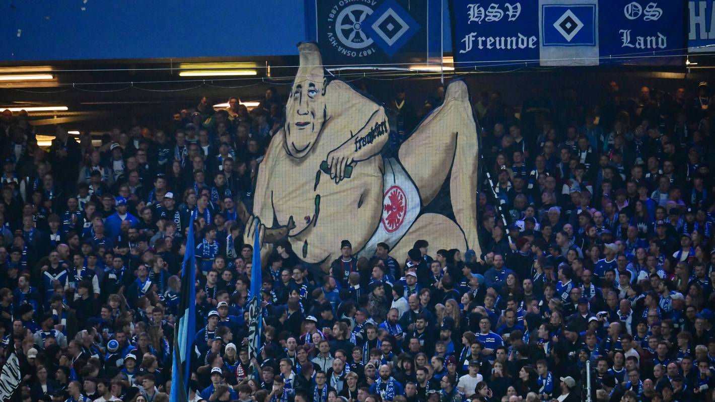 Ein Banner in einem Fußballstadion zeigt einen dickbäuchigen Mann, der nur eine Unterhose mit dem Emblem der Eintracht Frankfurt trägt.