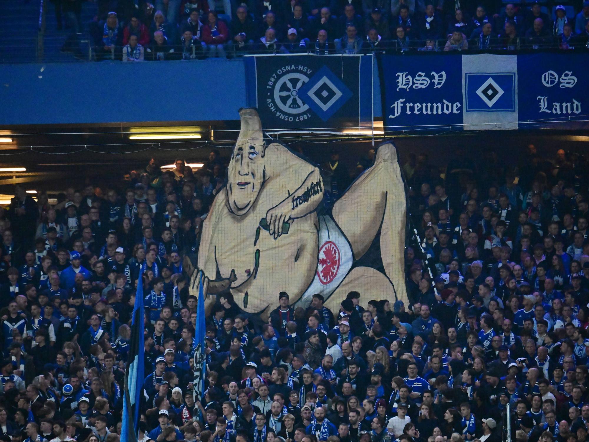Ein Banner in einem Fußballstadion zeigt einen dickbäuchigen Mann, der nur eine Unterhose mit dem Emblem der Eintracht Frankfurt trägt.