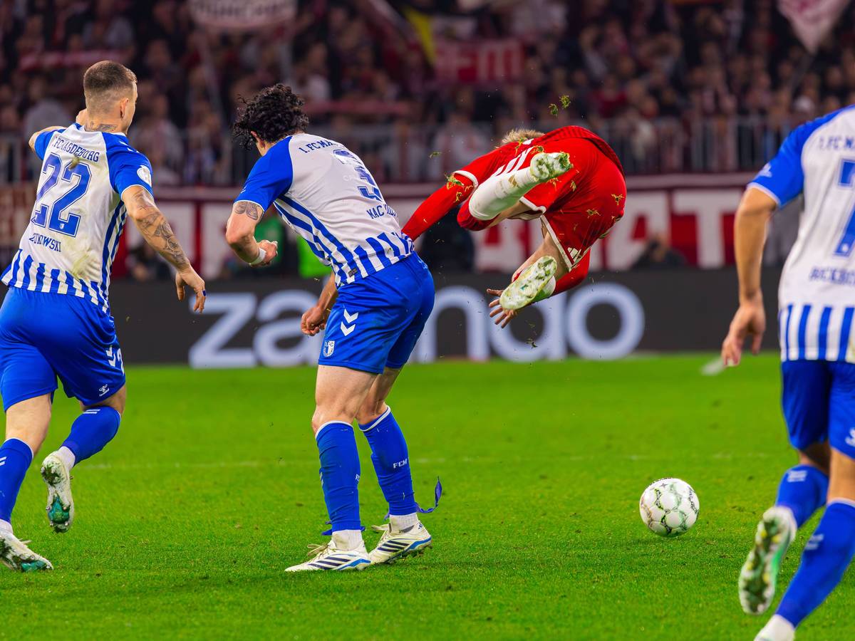 Lennart Karl fliegt nach einem Bodycheck durch die Luft.