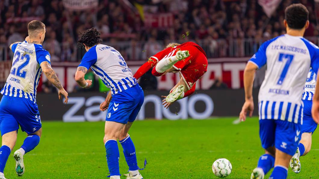 Lennart Karl fliegt nach einem Bodycheck durch die Luft.