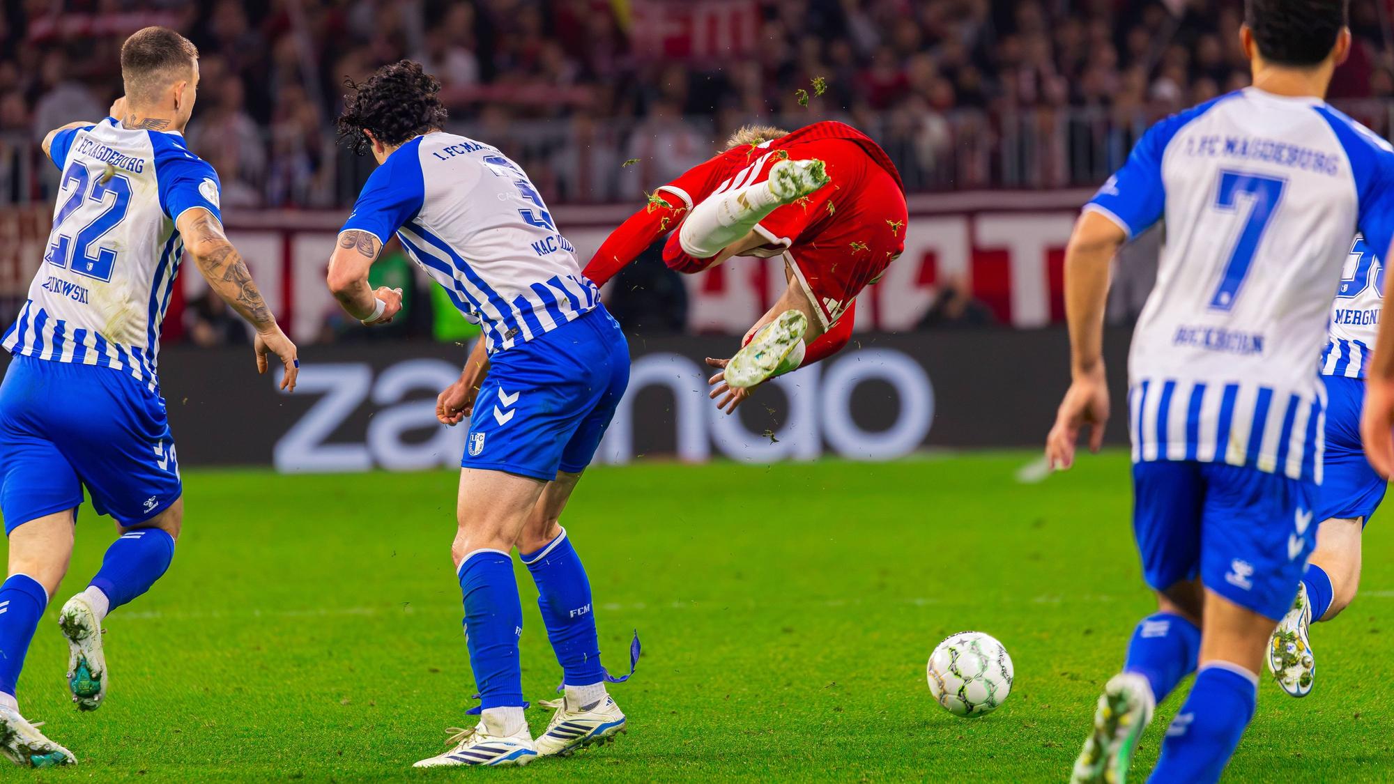 Lennart Karl fliegt nach einem Bodycheck durch die Luft.