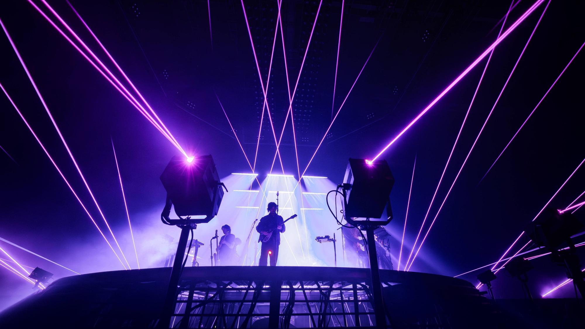 Tame Impala beim Konzert auf der Bühne.