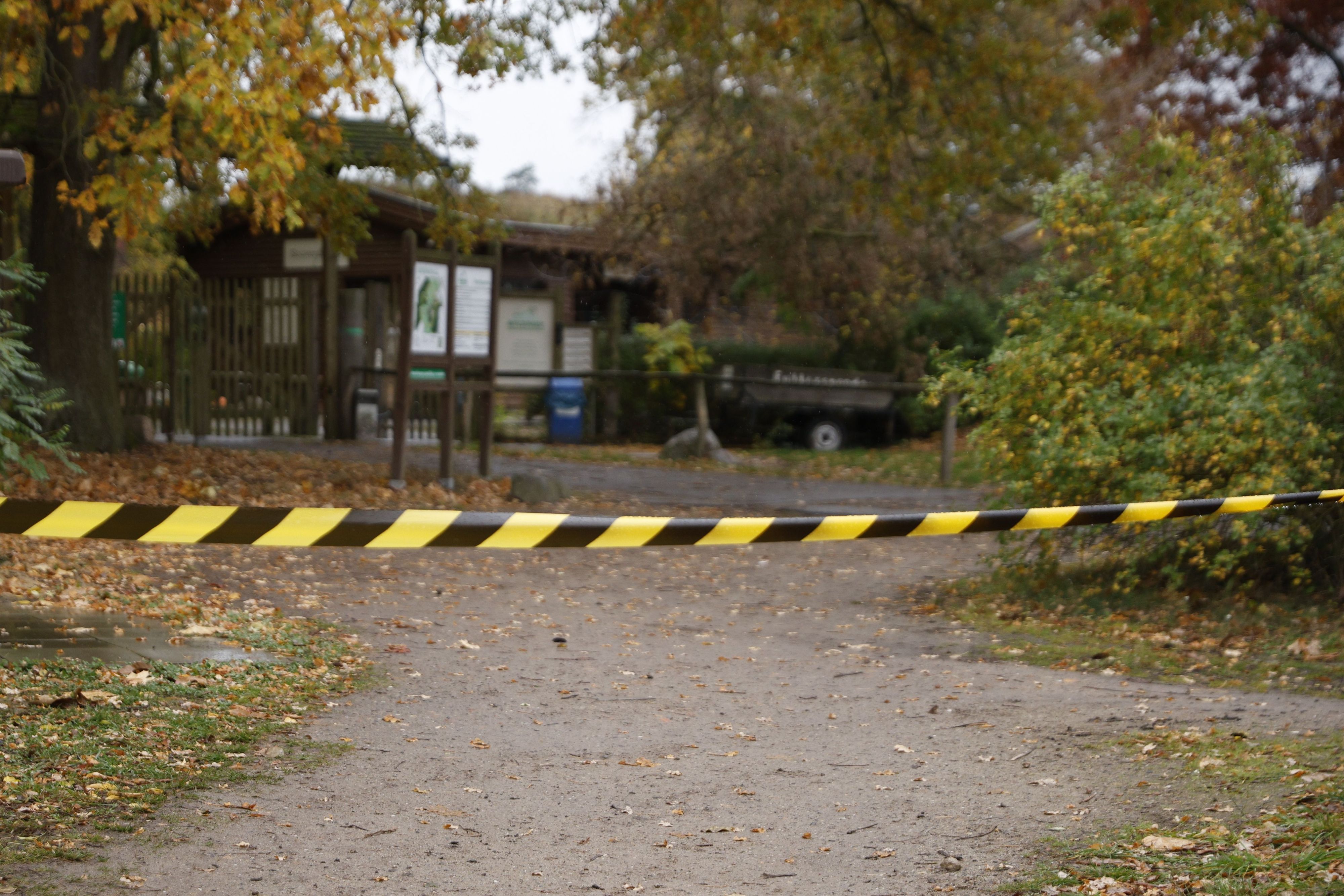 Ein Flatterband sperrt einen Bereich des Wildparks ab.
