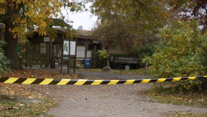 Ein Flatterband sperrt einen Bereich des Wildparks ab.