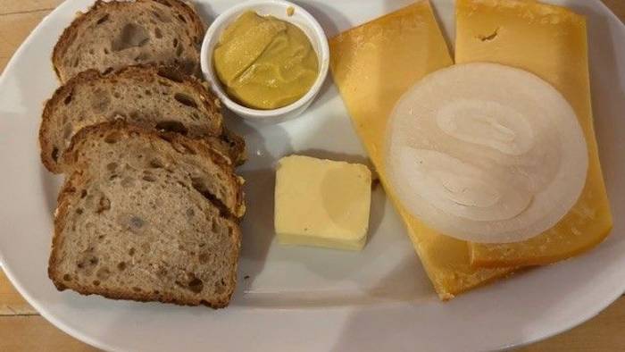 Das Kultgericht „Halver Hahn“ wird nicht mehr im traditionellen Röggelchen serviert.