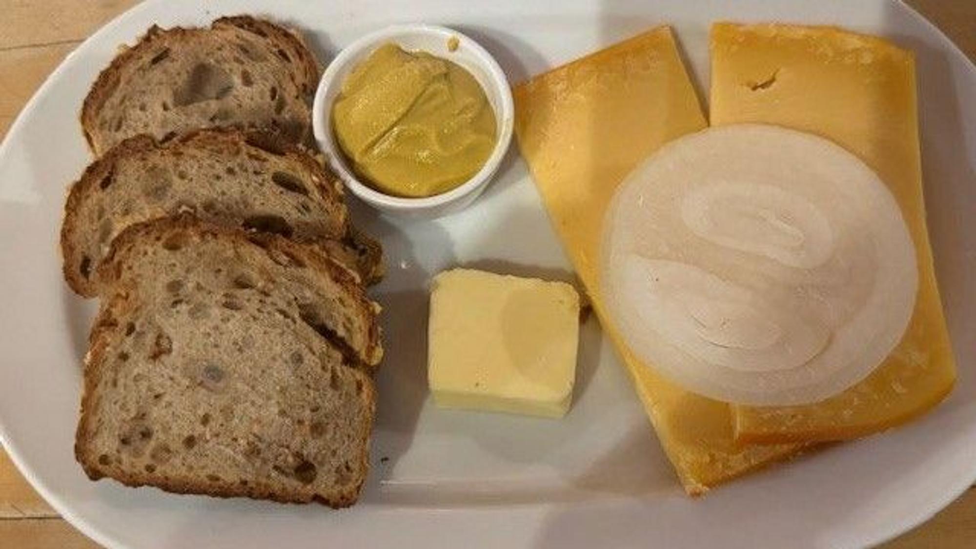 Ein Halver Hahn mit Brot.