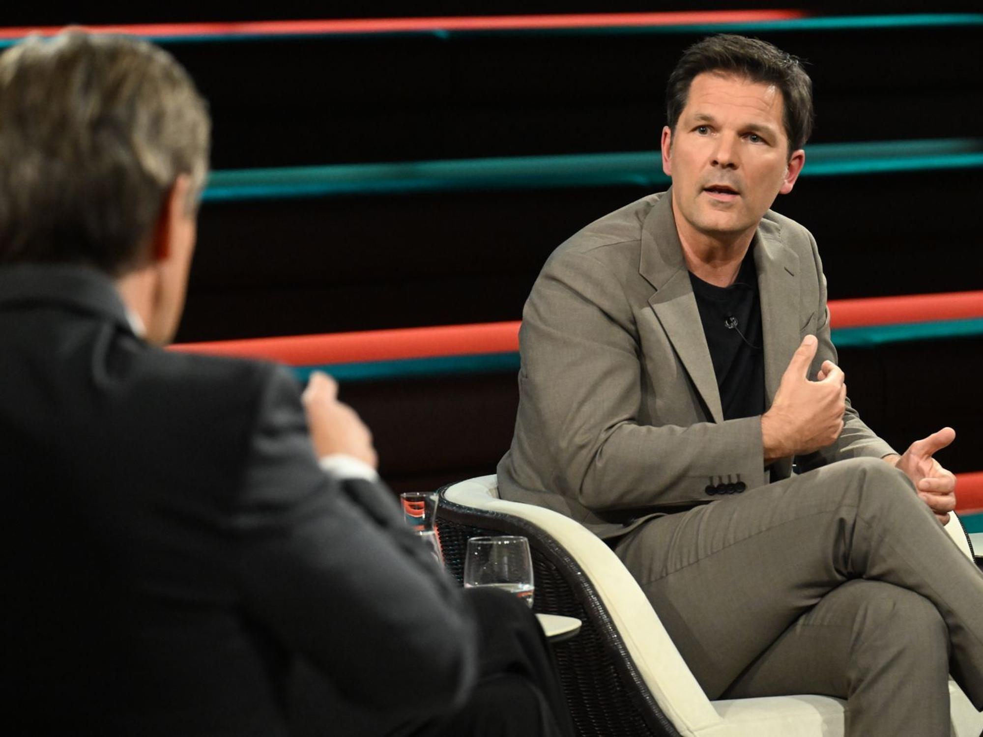 Als der Moderator den Berliner SPD-Chef näher zur umstrittenen Linken-Abgeordneten Vanessa Emde befragte, geriet Steffen Krach sichtlich in Bedrängnis. (Bild: ZDF / Markus Hertrich)