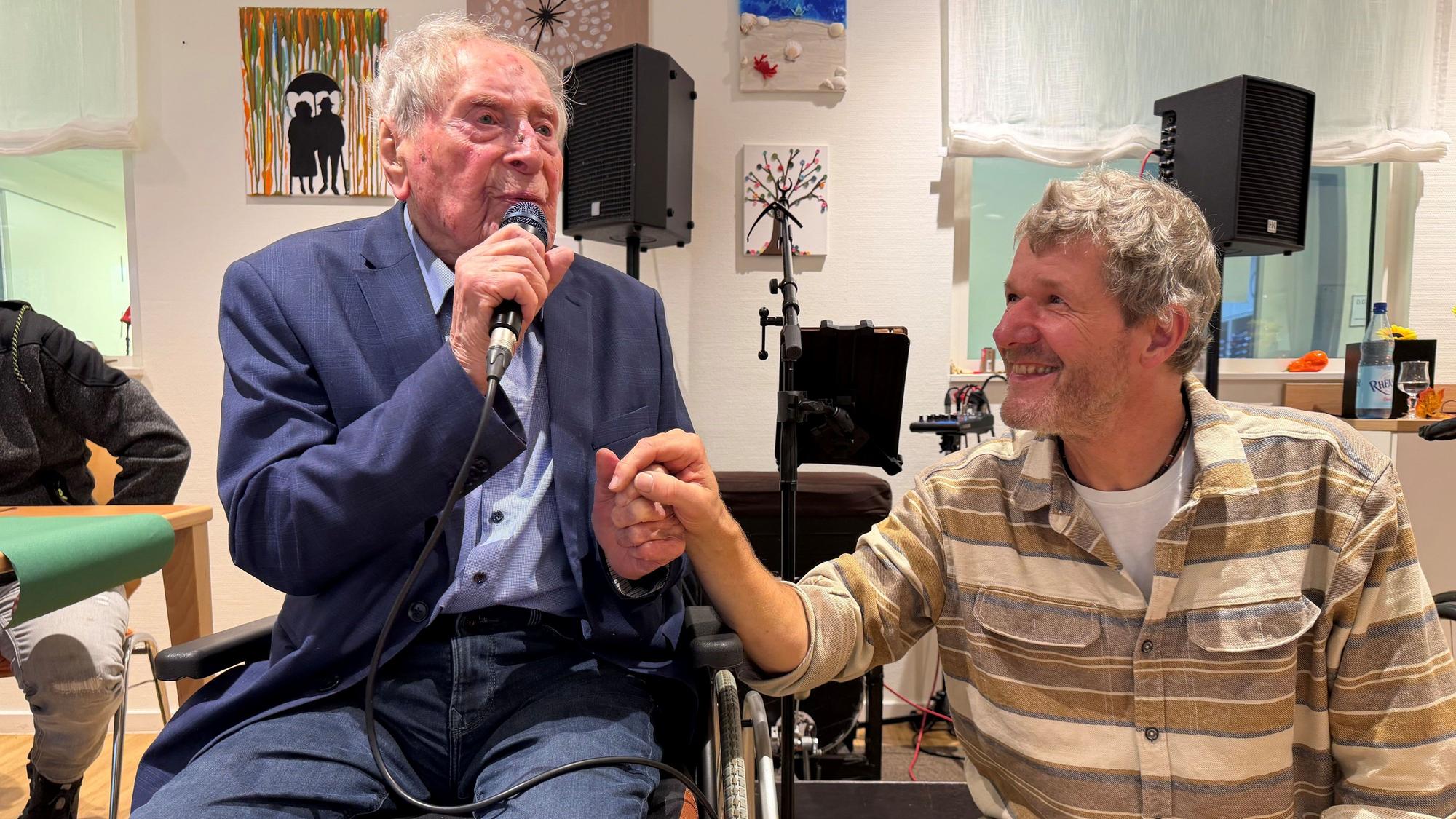 Ludwig Sebus mit Musiker Stefan Bartsch.