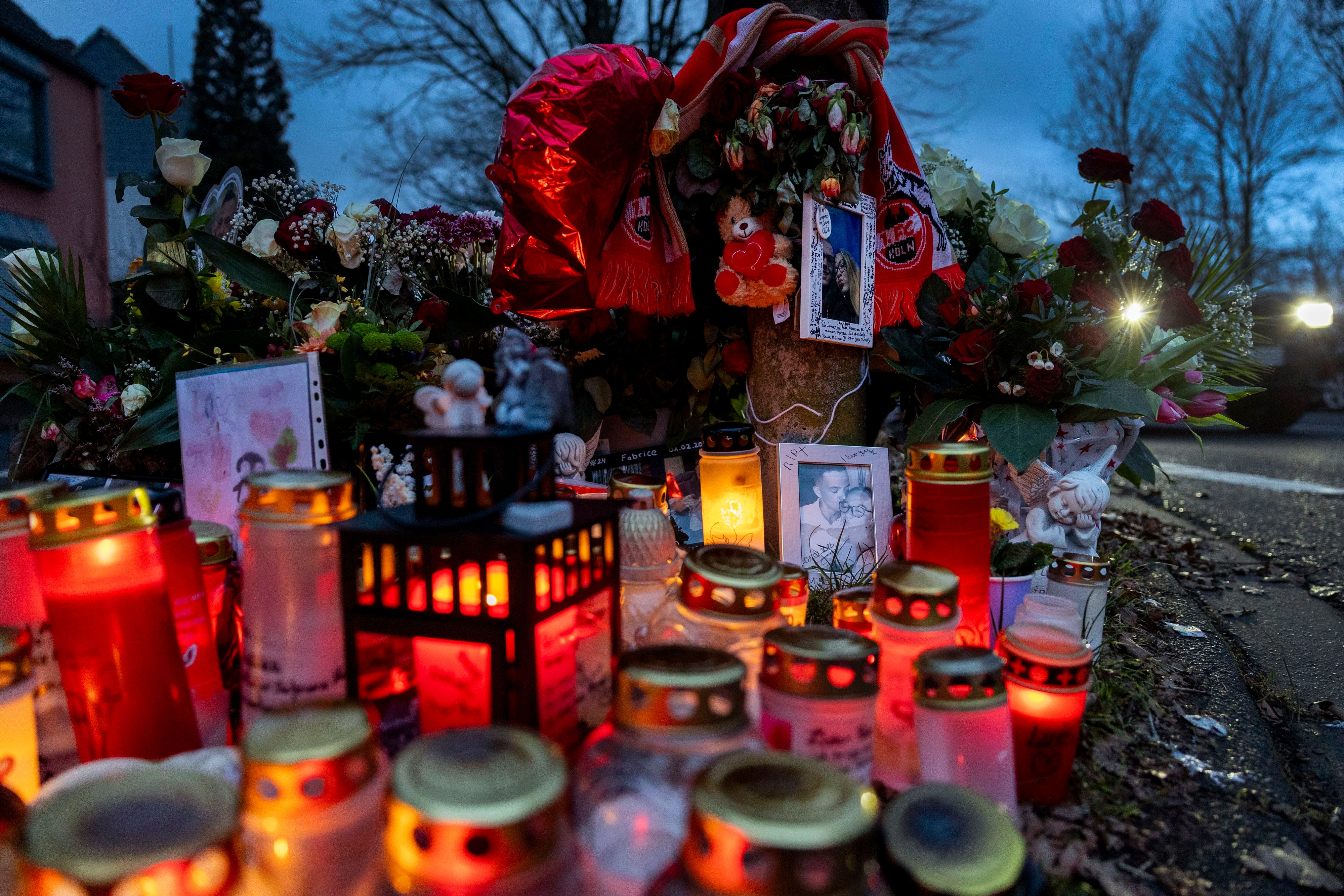 Angehörige und Freunde stellten am Tatort Kerzen auf, legten Blumen und weitere Trauerutensilien ab.