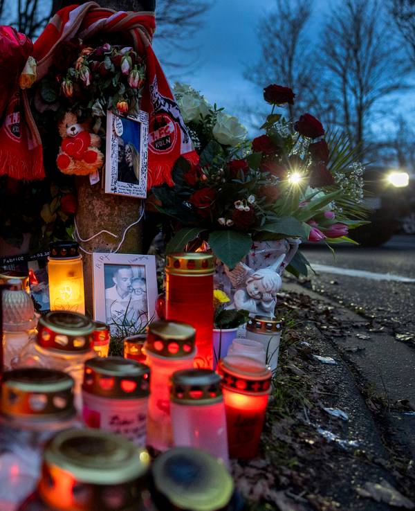 Angehörige und Freunde stellten am Tatort Kerzen auf, legten Blumen und weitere Trauerutensilien ab.