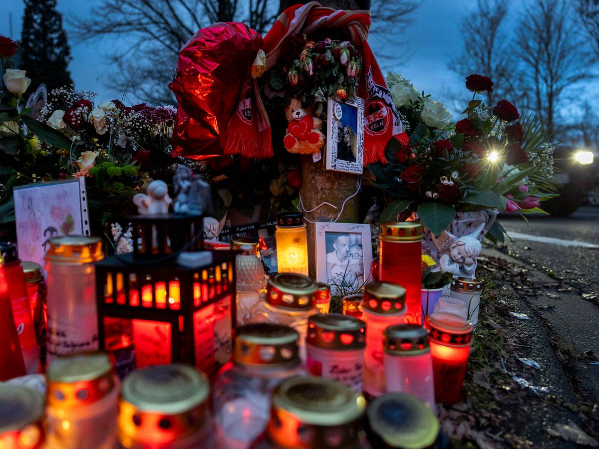 Angehörige und Freunde stellten am Tatort Kerzen auf, legten Blumen und weitere Trauerutensilien ab.