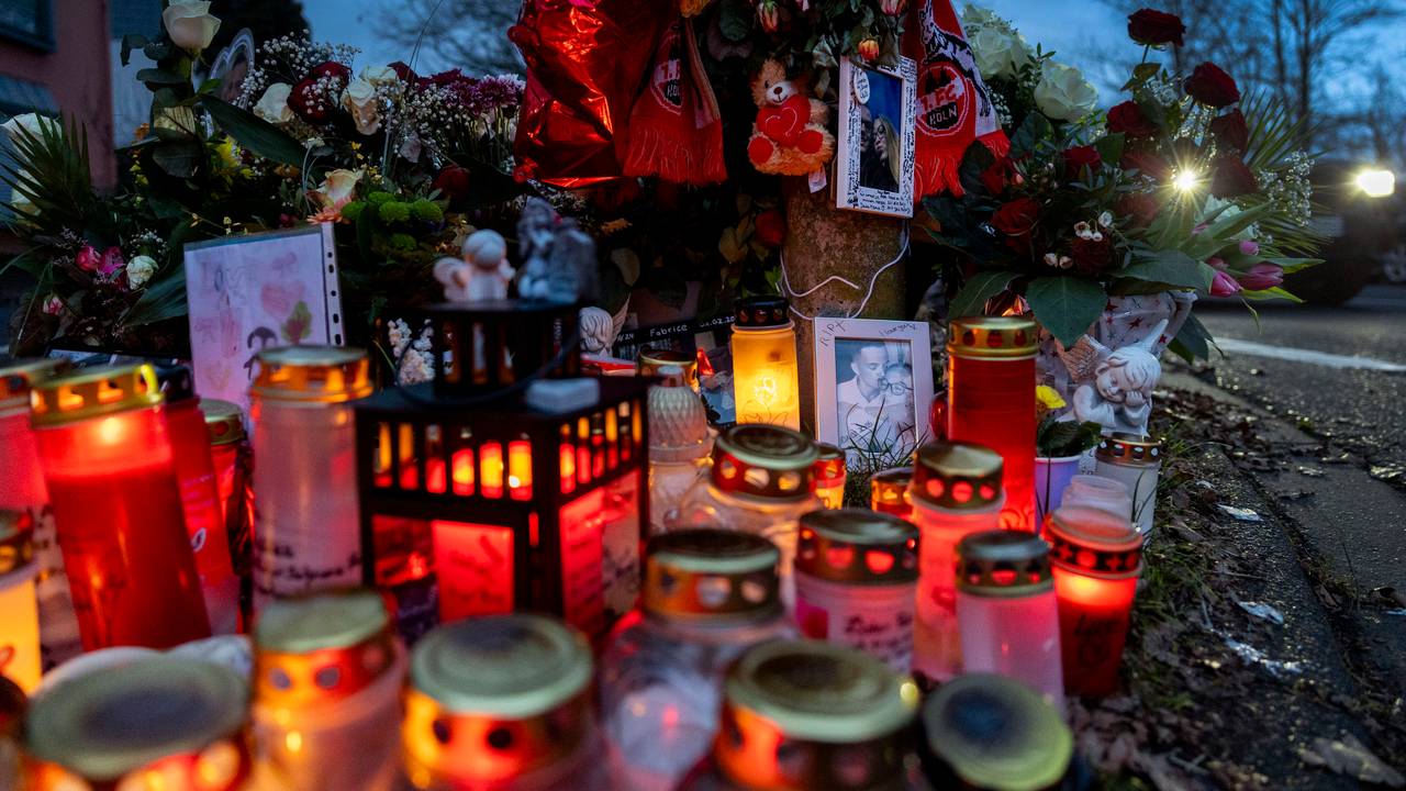 Angehörige und Freunde stellten am Tatort Kerzen auf, legten Blumen und weitere Trauerutensilien ab.