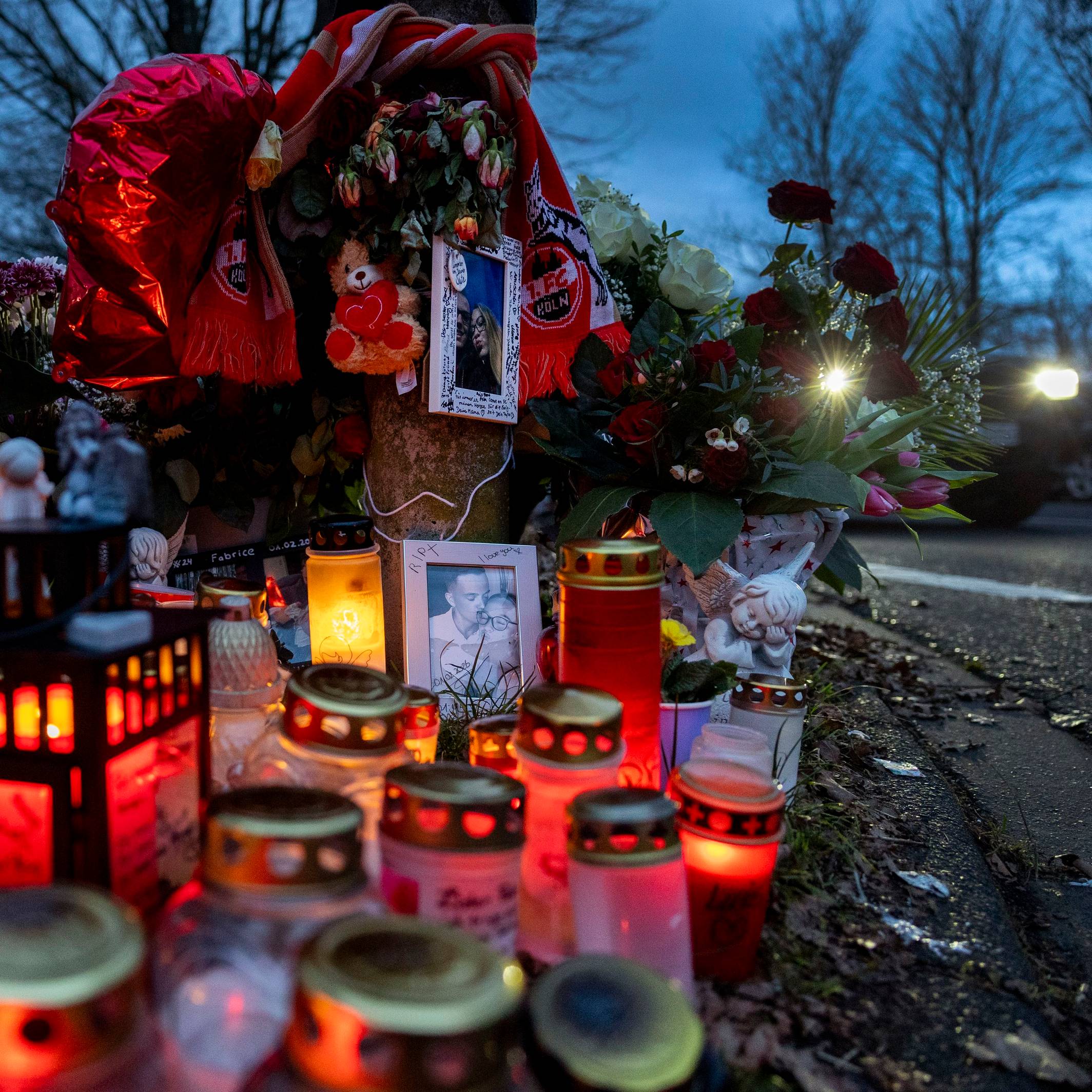 Angehörige und Freunde stellten am Tatort Kerzen auf, legten Blumen und weitere Trauerutensilien ab.