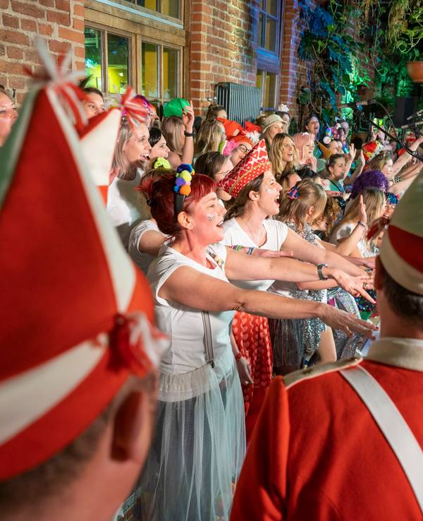 Party im Hellers Brauhaus – das Foto wurde am 8. Februar 2023 aufgenommen und zeigt den Frauenchor Veedelsperlen bei einem Auftritt. Der Betreiber des Brauhauses warnt vor falschen Tickets für den 11.11.