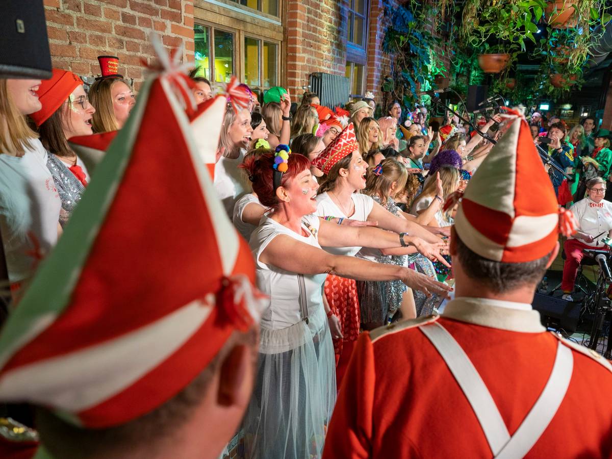 Party im Hellers Brauhaus – das Foto wurde am 8. Februar 2023 aufgenommen und zeigt den Frauenchor Veedelsperlen bei einem Auftritt. Der Betreiber des Brauhauses warnt vor falschen Tickets für den 11.11.