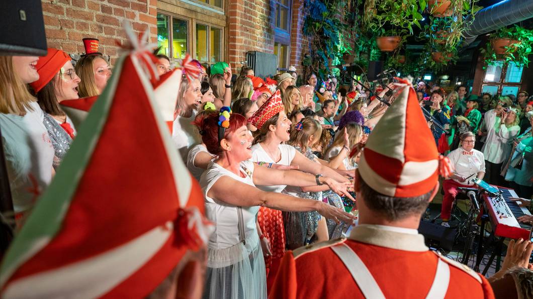 Party im Hellers Brauhaus – das Foto wurde am 8. Februar 2023 aufgenommen und zeigt den Frauenchor Veedelsperlen bei einem Auftritt. Der Betreiber des Brauhauses warnt vor falschen Tickets für den 11.11.