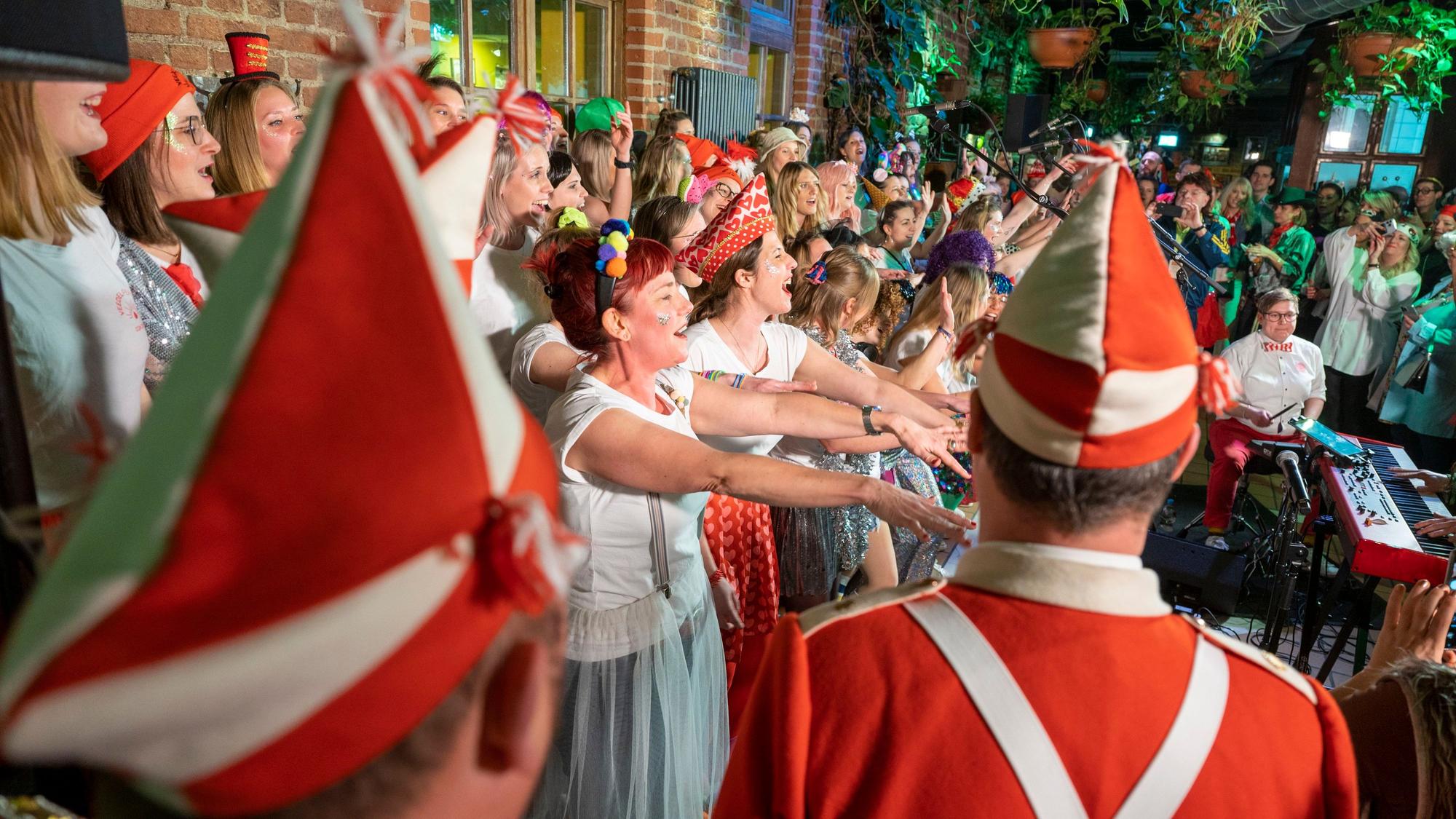 Party im Hellers Brauhaus – das Foto wurde am 8. Februar 2023 aufgenommen und zeigt den Frauenchor Veedelsperlen bei einem Auftritt. Der Betreiber des Brauhauses warnt vor falschen Tickets für den 11.11.