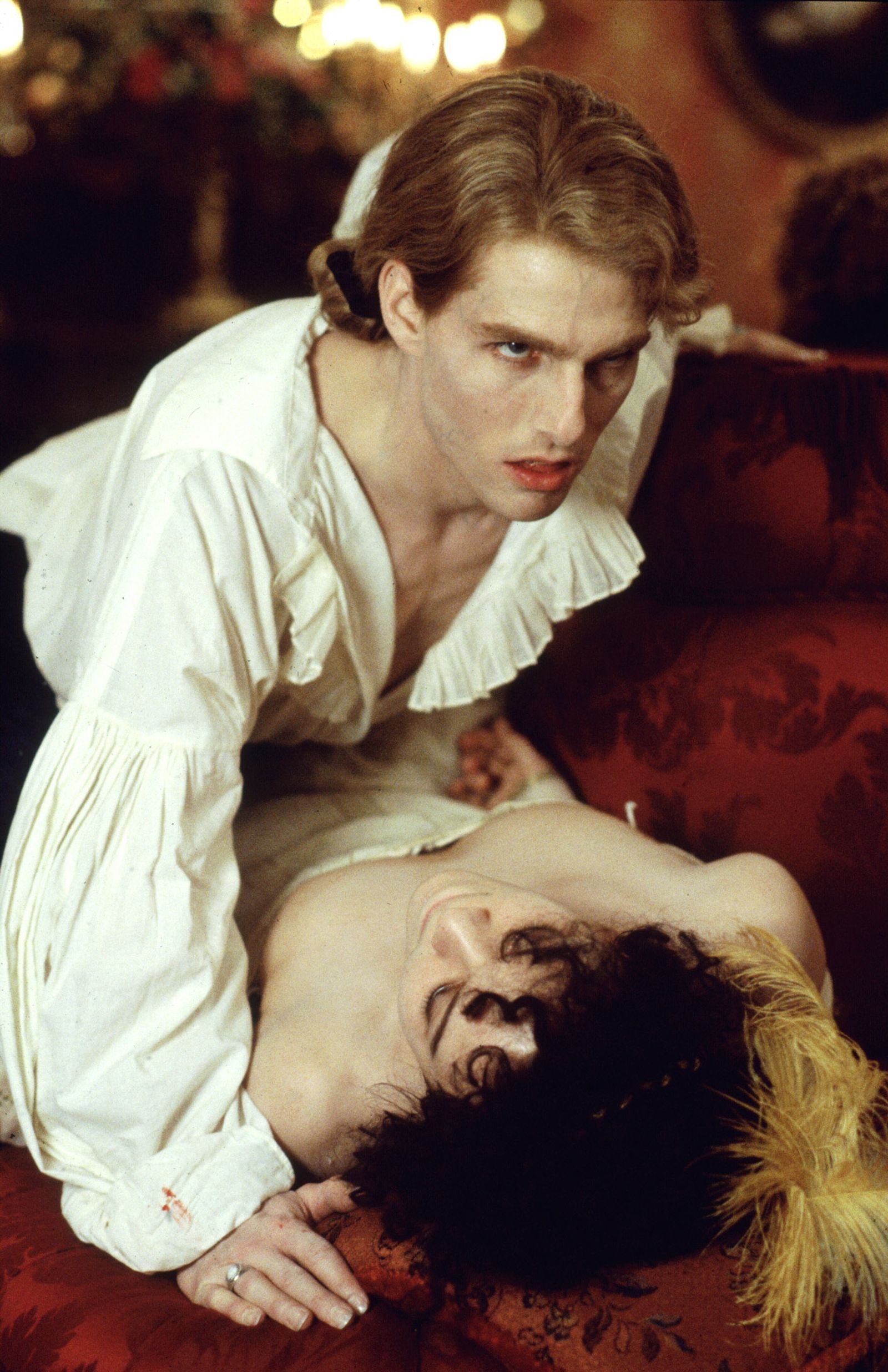 Vampir Lestat (Tom Cruise) liebt kreolisches Blut. Noch fließt es in den Adern seines ahnungslosen Opfers (Indra Ove) ... (Bild: RTL)