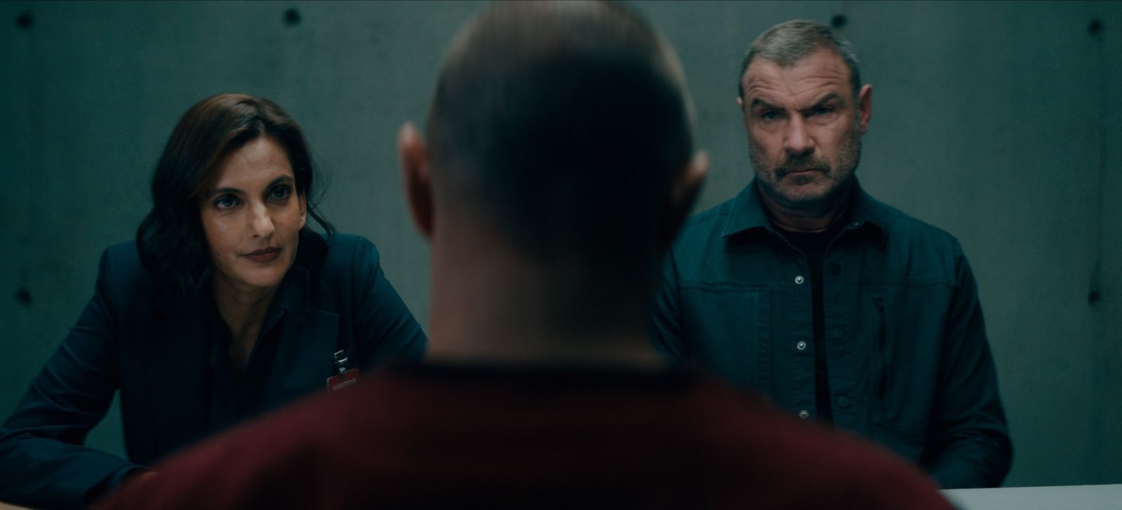 An dem manipulativen Serienkiller Jurek Walter (Stephen Graham) verzweifeln selbst erfahrene Polizisten wie FBI-Agent Quinn (Poorna Jagannathan, links) und Jonah Lynn (Liev Schreiber) (Bild: Apple TV)