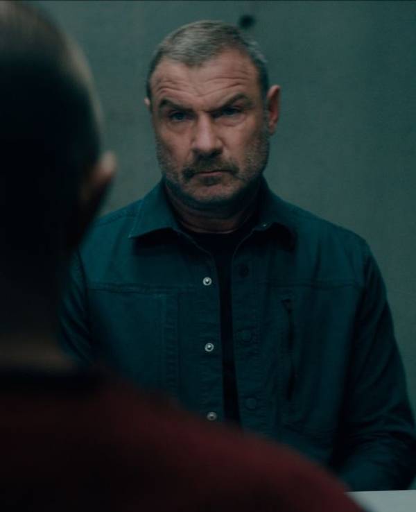An dem manipulativen Serienkiller Jurek Walter (Stephen Graham) verzweifeln selbst erfahrene Polizisten wie FBI-Agent Quinn (Poorna Jagannathan, links) und Jonah Lynn (Liev Schreiber) (Bild: Apple TV)