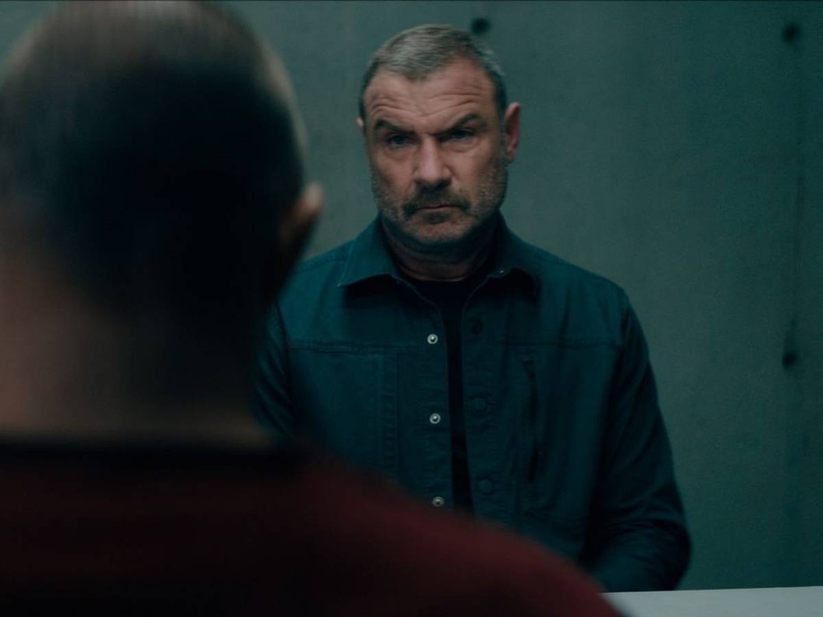 An dem manipulativen Serienkiller Jurek Walter (Stephen Graham) verzweifeln selbst erfahrene Polizisten wie FBI-Agent Quinn (Poorna Jagannathan, links) und Jonah Lynn (Liev Schreiber) (Bild: Apple TV)