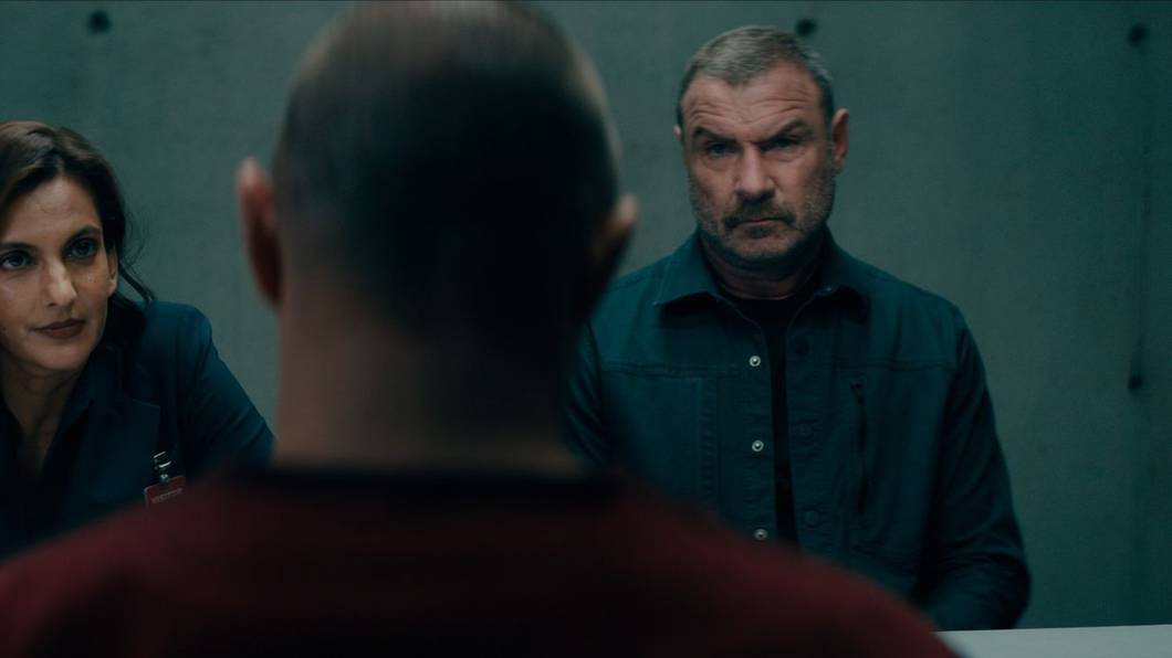 An dem manipulativen Serienkiller Jurek Walter (Stephen Graham) verzweifeln selbst erfahrene Polizisten wie FBI-Agent Quinn (Poorna Jagannathan, links) und Jonah Lynn (Liev Schreiber) (Bild: Apple TV)