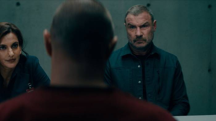 An dem manipulativen Serienkiller Jurek Walter (Stephen Graham) verzweifeln selbst erfahrene Polizisten wie FBI-Agent Quinn (Poorna Jagannathan, links) und Jonah Lynn (Liev Schreiber) (Bild: Apple TV)