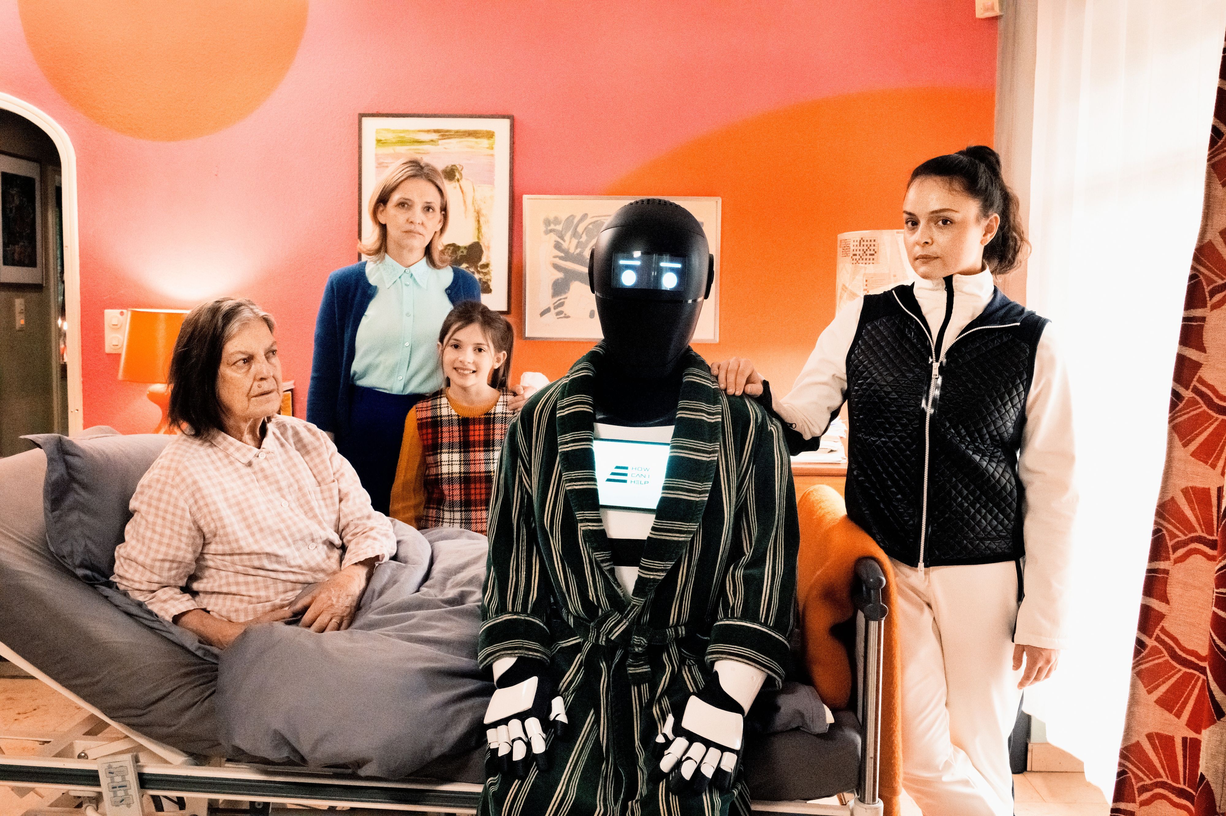 Frau Winkler (Angela Winkler), Emi Winkler (Laura Tonke), Billie Winkler (Zoë Baier), Pawlowitsch (Josef Ellers) und Selma (Via Jikeli). Szene des Films «Frau Winkler verlässt das Haus»(undatierte Filmszene).