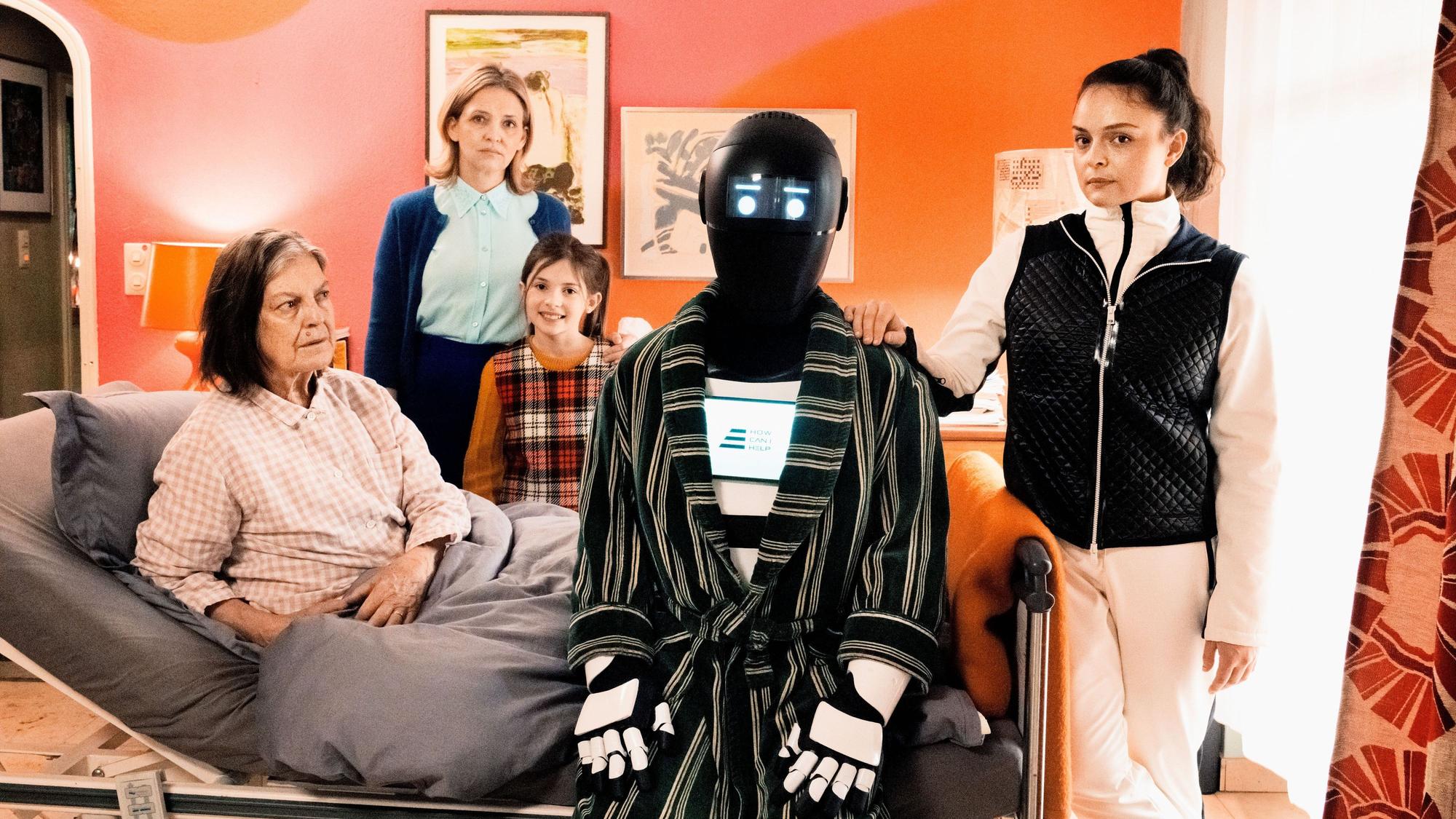 Frau Winkler (Angela Winkler), Emi Winkler (Laura Tonke), Billie Winkler (Zoë Baier), Pawlowitsch (Josef Ellers) und Selma (Via Jikeli). Szene des Films «Frau Winkler verlässt das Haus»(undatierte Filmszene).