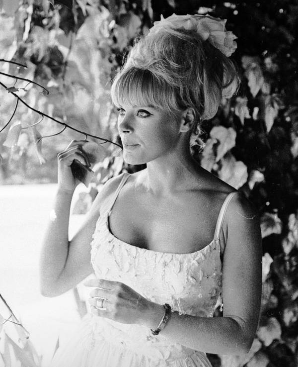 Elke Sommer auf ihrem Anwesen in Beverly Hills. 1964 zog sie nach Los Angeles - dem Jahr ihres Golden-Globe-Triumphs. (Bild: Harry Benson/Express/Getty Images)