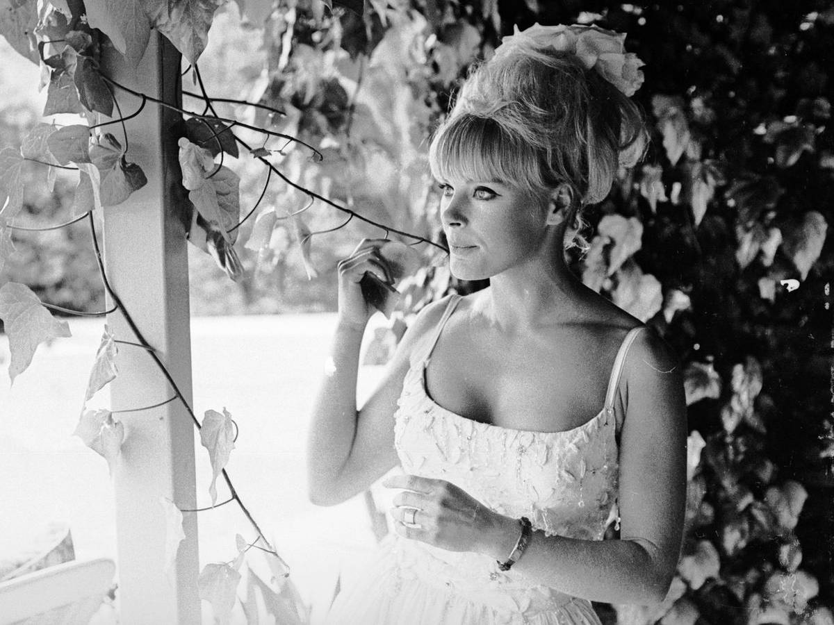 Elke Sommer auf ihrem Anwesen in Beverly Hills. 1964 zog sie nach Los Angeles - dem Jahr ihres Golden-Globe-Triumphs. (Bild: Harry Benson/Express/Getty Images)